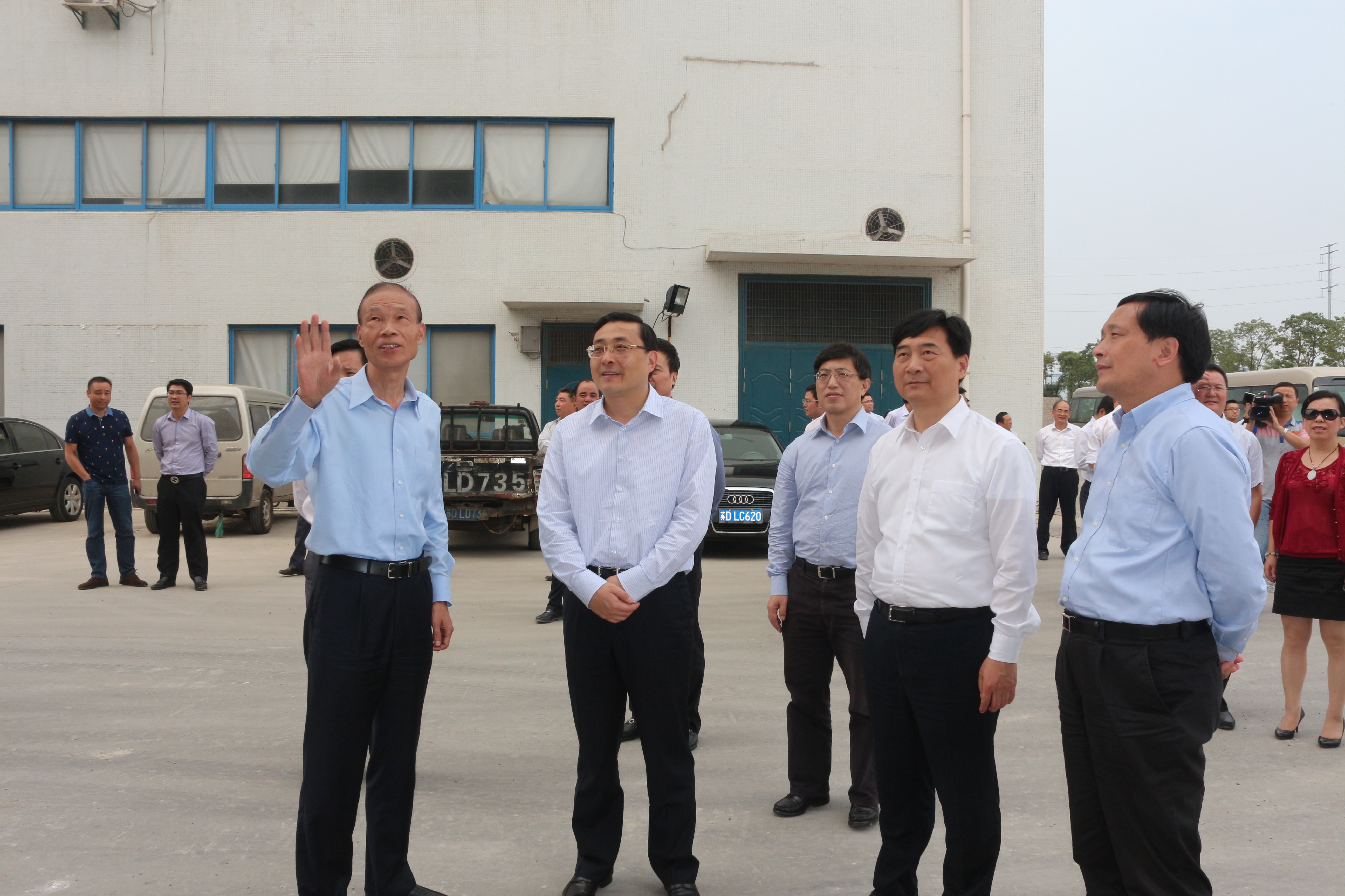 10月10日，常州市市長費(fèi)高云一行來上上電纜督查西廠區(qū)三期工程建設(shè)情況